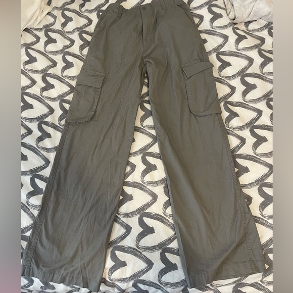 These gray cargo pants are light weight - Picture 2 of 9